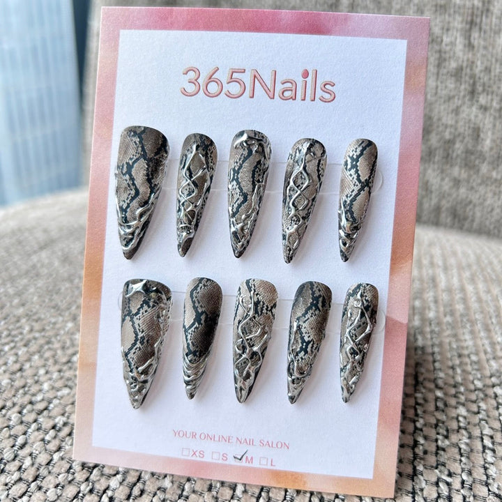 Medusa's Gaze press-on nails