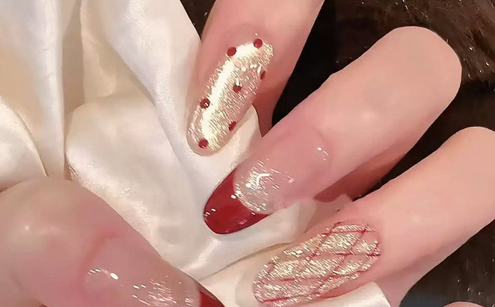 Parisian Noël press-on nails