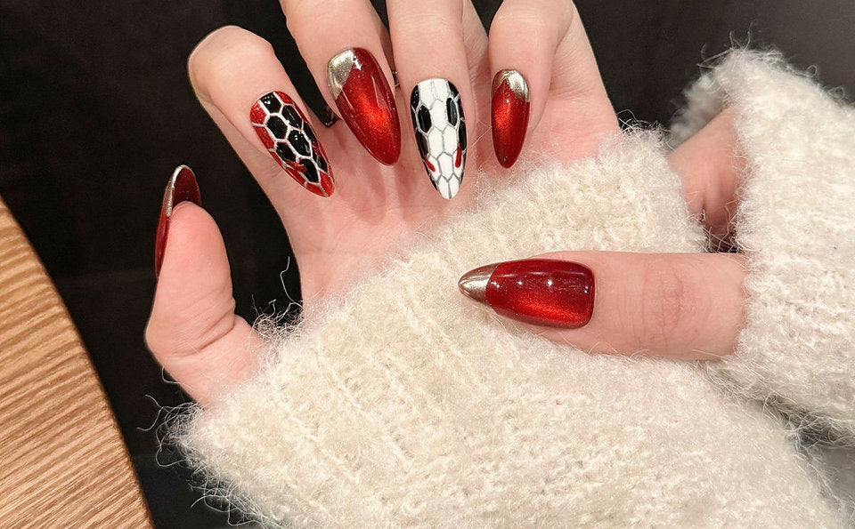 Viper's Kiss press-on nails